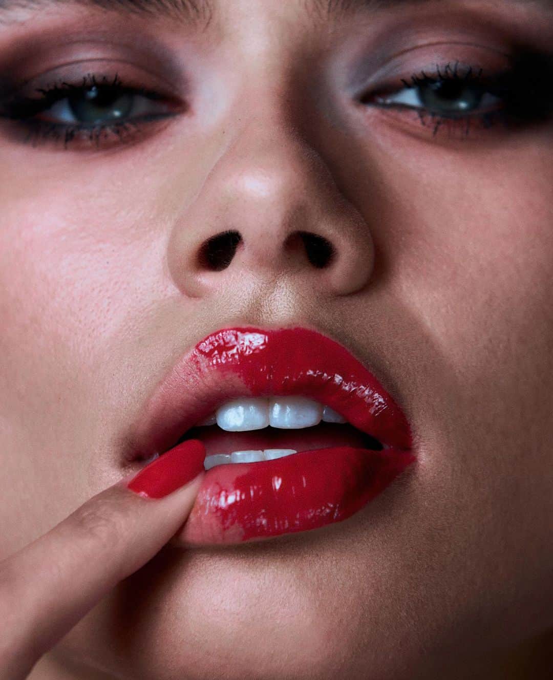 Kylie Cosmeticsさんのインスタグラム写真 - (Kylie CosmeticsInstagram)「the iconic red we all love: mary jo k 💋 get it in our fan-favorite high gloss formula」9月3日 1時15分 - kyliecosmetics