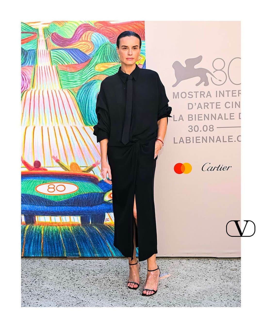 のインスタグラム：「On the “Una Sterminata Domenica” red carpet at the Venice Film Festival, #KasiaSmutniak (@lasmutniak) was seen in a monochrome #ValentinoBlackTie look featuring the #ValenTie, styled on her by @gloriaripamonti  @labiennale」