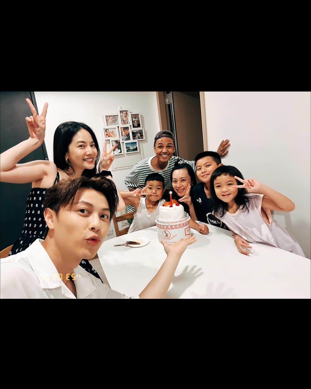 プリンス・チウのインスタグラム：「因爲ㄧ部好喜歡的戲 我們有了很棒的緣份 演我小時候的小立正 生日快樂 時間好快 從2歲到8歲了 要ㄧ直開心快樂長大唷🥳🎉 #稍息立正我愛你」