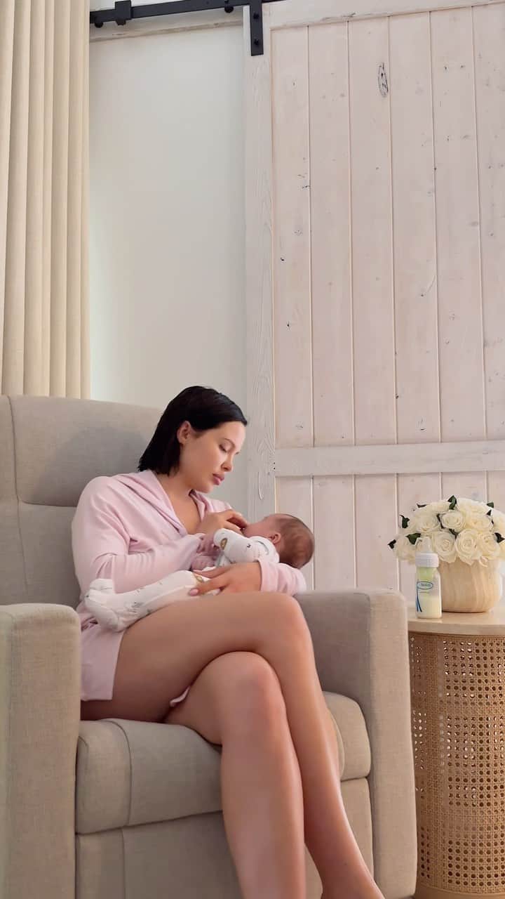 Mara Teigenのインスタグラム：「Anyone else become a mom and feel like it’s what you were always meant to do? 🩵」