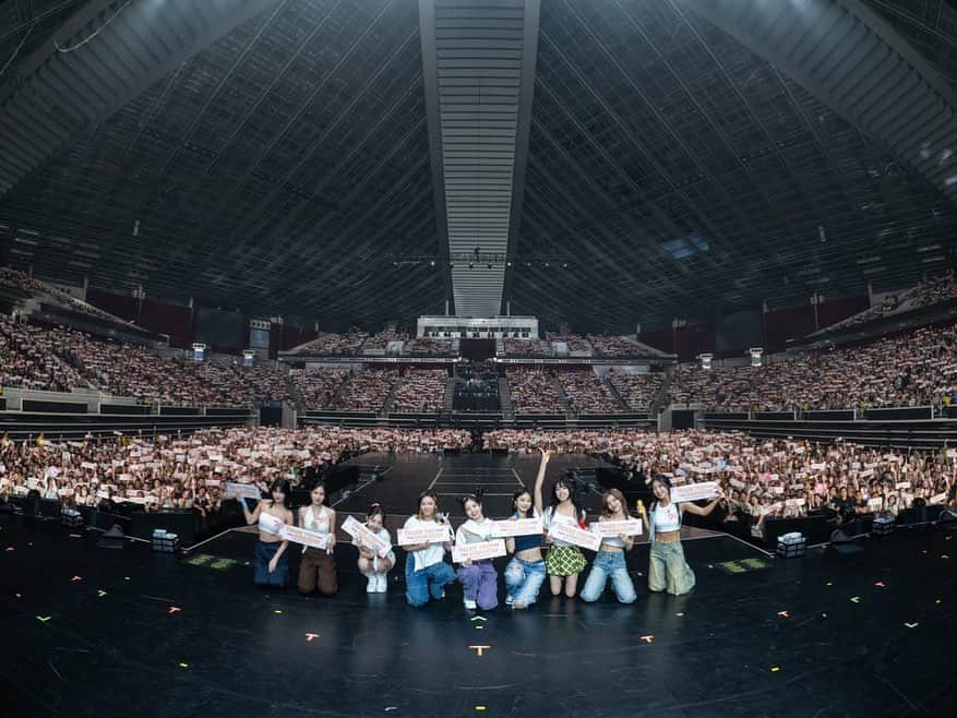 TWICEさんのインスタグラム写真 - (TWICEInstagram)「TWICE 5TH WORLD TOUR 'READY TO BE' IN #SINGAPORE - DAY 1  Hey ONCE all around the world🍭 We are finally back with our TWICE 5TH WORLD TOUR 'READY TO BE'🔥Yay! The first day of the second leg of TWICE 5TH WORLD TOUR 'READY TO BE' has begun! We are so glad we could kick off the second leg of the tour in this beautiful city, Singapore ❤️ Can't wait to see you all again tomorrow, and please get ready to play hard with us!  #TWICE #트와이스 #READYTOBE #TWICE_5TH_WORLD_TOUR」9月3日 1時16分 - twicenews