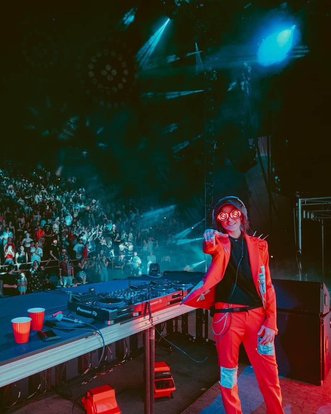 REZZさんのインスタグラム写真 - (REZZInstagram)「REZZ ROCKS 2023. I have no words. One of the most insane weekends of my entire life! Thanks so much to every single person who flew out, bought a ticket and attended these sensational two nights. Shout out to my team for smashing the production I am so proud and impressed with everyone involved. Red rocks experienced “the spectacle” first!  Footage by @tessapaisan and @ragin__gagin」9月3日 1時17分 - officialrezz