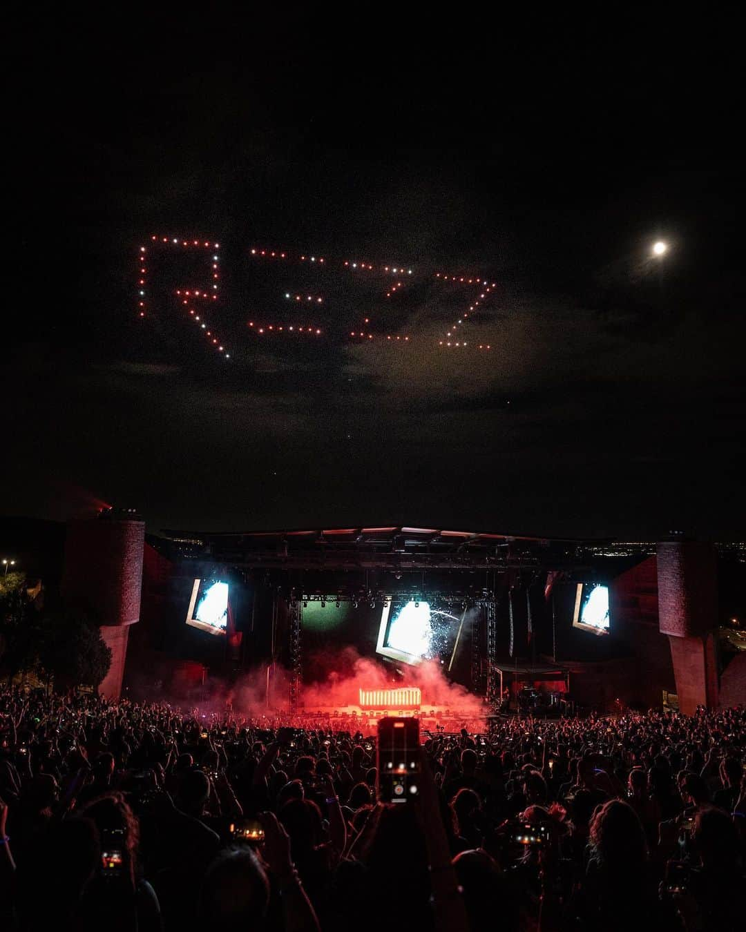 REZZさんのインスタグラム写真 - (REZZInstagram)「REZZ ROCKS 2023. I have no words. One of the most insane weekends of my entire life! Thanks so much to every single person who flew out, bought a ticket and attended these sensational two nights. Shout out to my team for smashing the production I am so proud and impressed with everyone involved. Red rocks experienced “the spectacle” first!  Footage by @tessapaisan and @ragin__gagin」9月3日 1時17分 - officialrezz