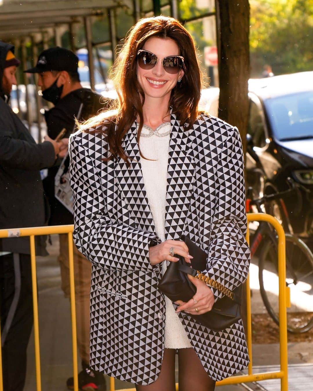 E! Onlineさんのインスタグラム写真 - (E! OnlineInstagram)「Everybody wants to be Gen Z, at least when it comes to fashion. 😉 Gird your loins because Anne Hathaway is sharing the inspo behind her bold new fashion era at the link in bio. (📷: Getty)」9月3日 2時00分 - enews