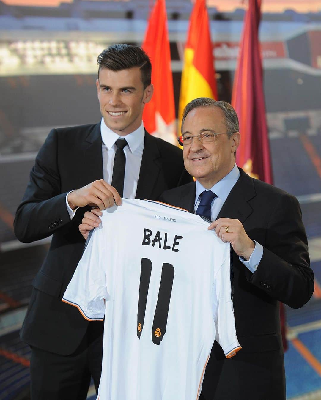 ガレス・ベイルさんのインスタグラム写真 - (ガレス・ベイルInstagram)「10 years today since I signed for @realmadrid and had my presentation at the Santiago Bernabéu. Amazing memories of a surreal day 🏆」9月3日 1時41分 - garethbale11