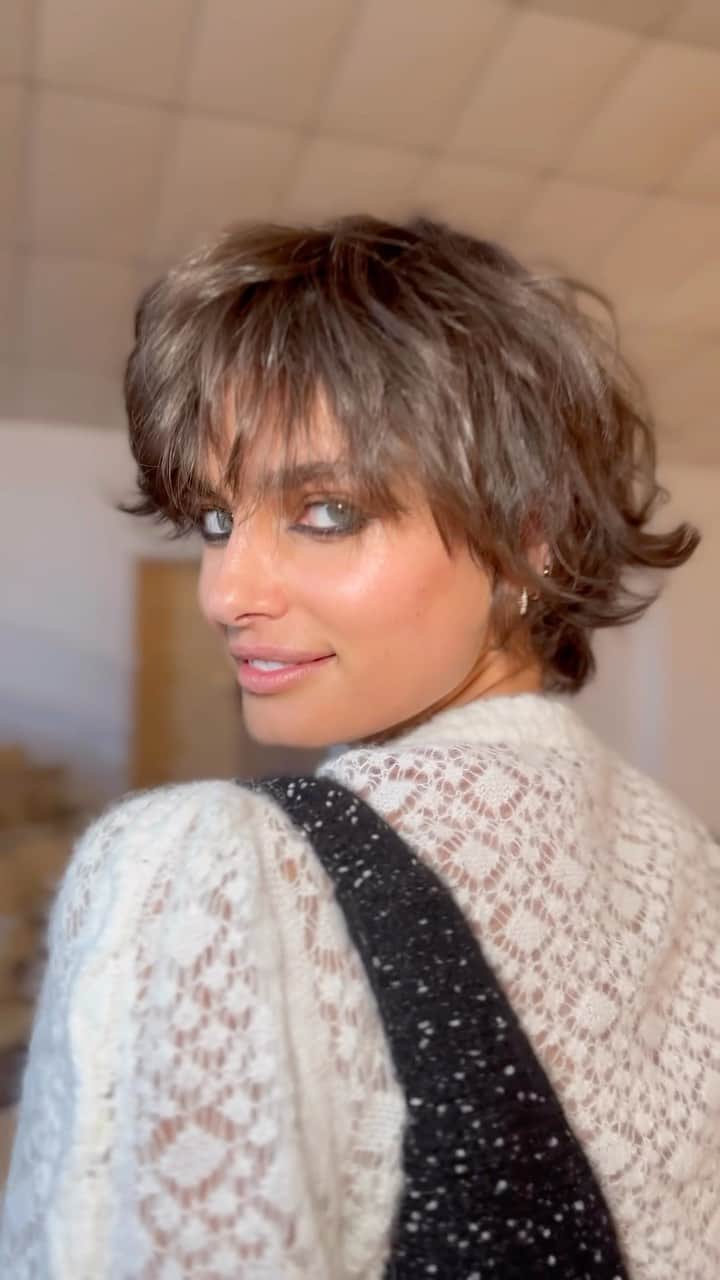 テイラー・ヒルのインスタグラム：「The old Taylor is 💀 & the new Taylor is on Tik Tok 💇🏻‍♀️」