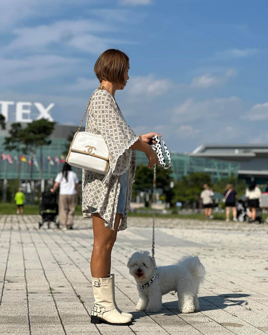 ペ・ユンジョンさんのインスタグラム写真 - (ペ・ユンジョンInstagram)「날씨가 너무좋았던 날🩵 두번째로브는  대충요런느낌이에요😉 . . . #빼언니샵#로브#제작로브」9月3日 1時51分 - hotchicksbyj