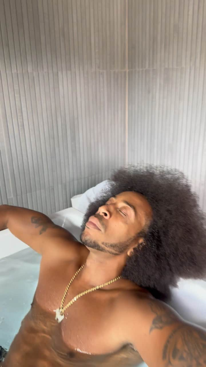 リュダクリスのインスタグラム：「Thank You @plunge For The Early ♍️ Gift 🥶 I Had To Give The Tub It’s Own Room In The House 🙏🏾」