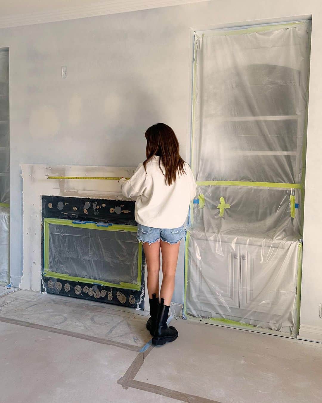 アシュレイ・ティスデイルのインスタグラム：「Here’s a sneak peak at one of the projects I’m working on for @frensheinteriors. I’ve been working on this for a few months now and we’re almost ready to start adding the final touches. A big part of interior design is trusting the process, and it’s so fulfilling to see this start to come together. Can’t wait to share more 👷‍♀️」