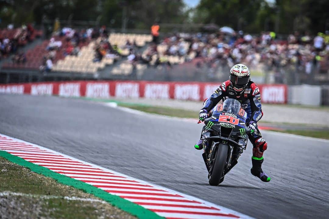 YamahaMotoGPさんのインスタグラム写真 - (YamahaMotoGPInstagram)「💬 @fabioquartararo20, Catalan GP - Sprint Result - 18th:  "It was a tough day. We tried so many things on the bike to try to figure out something and find an improvement. Hopefully tomorrow is going to be better. I know my potential at this track. To be fighting for the positions I was fighting for today is disappointing. But in the end, we’re here to fight and to find a solution, and we will try to stay 100% focused for the future."  #MonsterYamaha | #MotoGP | #CatalanGP」9月3日 1時57分 - yamahamotogp