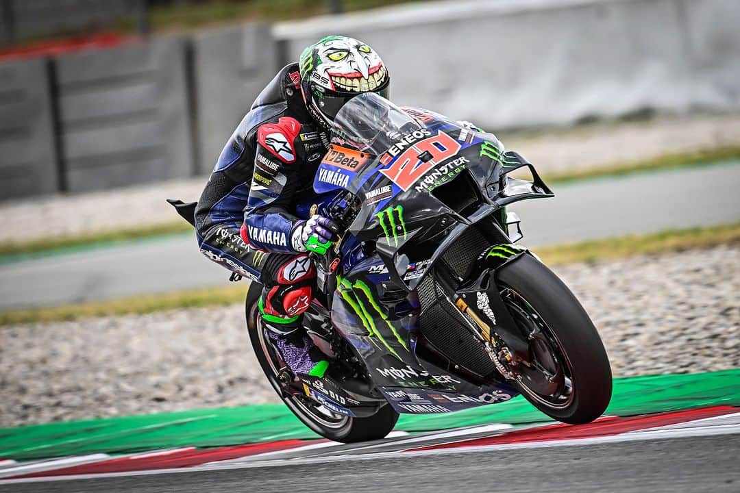 YamahaMotoGPさんのインスタグラム写真 - (YamahaMotoGPInstagram)「💬 @fabioquartararo20, Catalan GP - Sprint Result - 18th:  "It was a tough day. We tried so many things on the bike to try to figure out something and find an improvement. Hopefully tomorrow is going to be better. I know my potential at this track. To be fighting for the positions I was fighting for today is disappointing. But in the end, we’re here to fight and to find a solution, and we will try to stay 100% focused for the future."  #MonsterYamaha | #MotoGP | #CatalanGP」9月3日 1時57分 - yamahamotogp