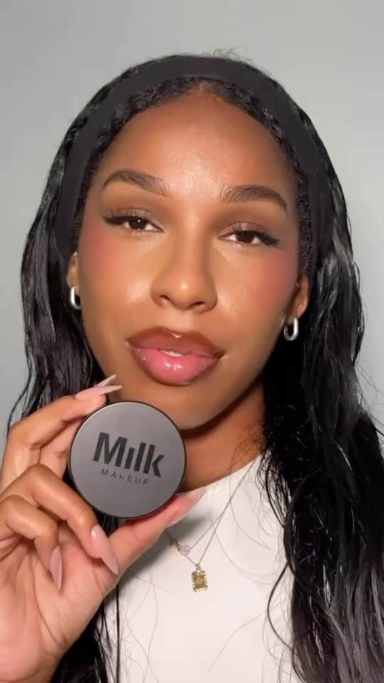 Milk Makeupのインスタグラム：「Oily skin peeps, listen UP 🔊 Watch @schaebreezy_ (she/her) show how our NEW! Pore Eclipse Matte Translucent Setting Powder takes down shine for a soft-focus finish that’s matte, never flat 💯  Get it online NOW at milkmakeup.com and sephora.com and in @sephora stores starting 9.7 🛒」