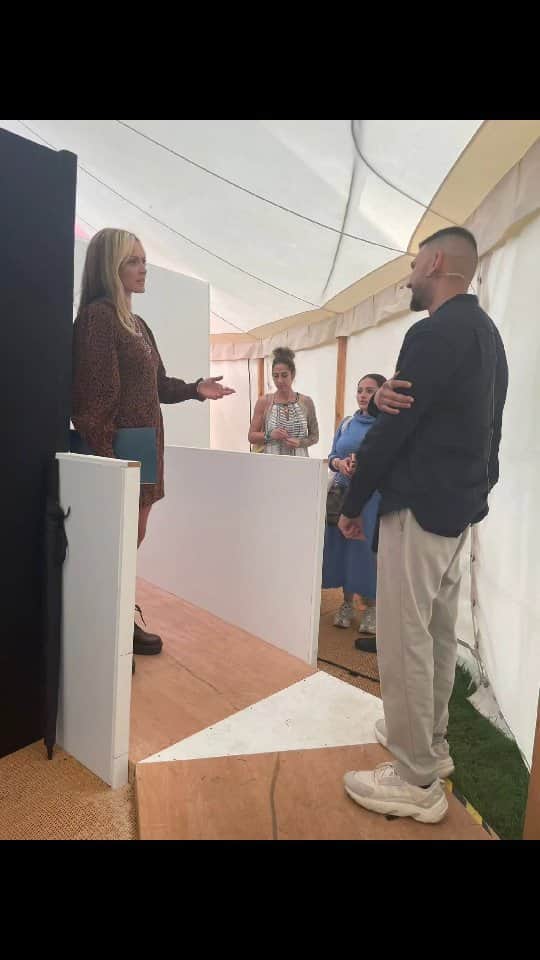 ファーン・コットンのインスタグラム：「Day one of the @happyplaceofficial festival @tattonpark done. Thank you so much everyone who came along. Today I had some very interesting conversations, received sage advice, and smiled a hell of a lot.  The live podcasts with @vickypattison and @vexking were so enjoyable and I felt incredibly lucky that we had some of the best teachers in the country at the festival.  @zephyrwildman @donnanobleyoga @jambodragon @kirsty_gallagher_ @seriouslaughuk @rosiejunderwood to name just a few, along side so many incredible speakers and performers.  Buzzed and exhausted.  See you tomorrow for round two. ❤️☀️」
