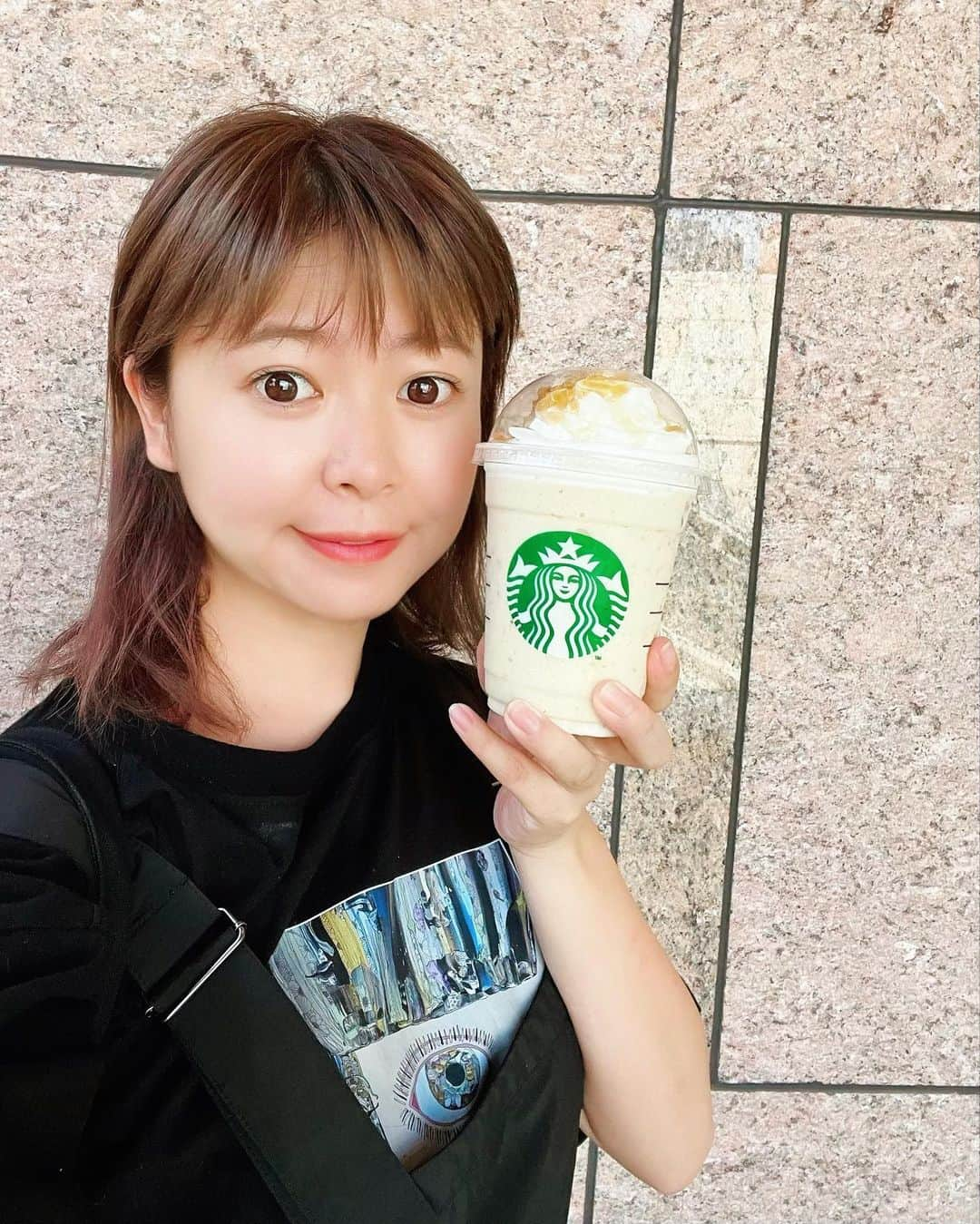 野澤美仁さんのインスタグラム写真 - (野澤美仁Instagram)「おさつバターフラッペチーノ🍠 店員さんおすすめのアーモンドミルクに変更、はちみつたっぷりかけてもらって、とっても美味しかった😊🍠🍠  レインボータウンFMミサトーナイトでは、メッセージやリクエスト曲お待ちしております。  info@885fm.jp、ミサトーナイト！！宛にメールください❤️  ミサトーナイト！！毎週金曜日22時から聴いてください！YouTubeLIVE、アプリListen Radioでも聴けます！  #FM88.5#listenradio #リスラジ #youtubelive #ミサトーナイト#goodnight#art#radio#ラジオ #art #RABBIT#starbucks #スターバックス #おさつバターフラペチーノ #travel#travelphotography #ミサトーナイト#color#happy#smile」9月3日 2時04分 - misatonozawa0625