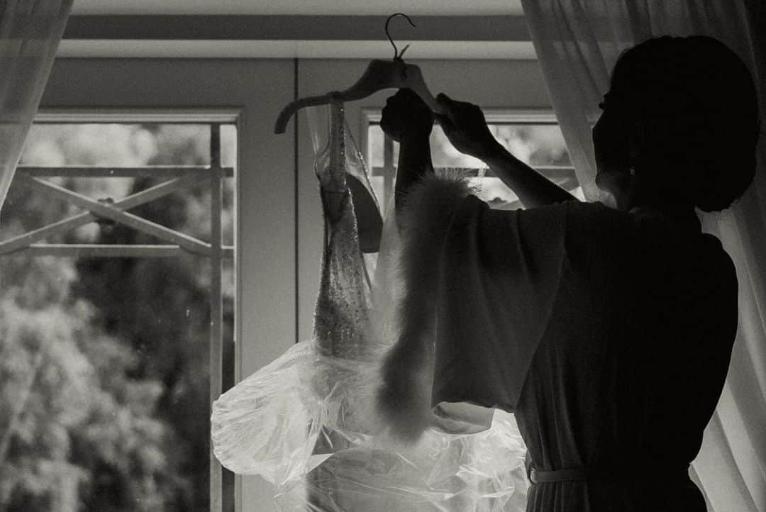セシリア・トルンのインスタグラム：「Getting ready… 🤍  📸 @sarimariaphotography #enzoanirealbride」