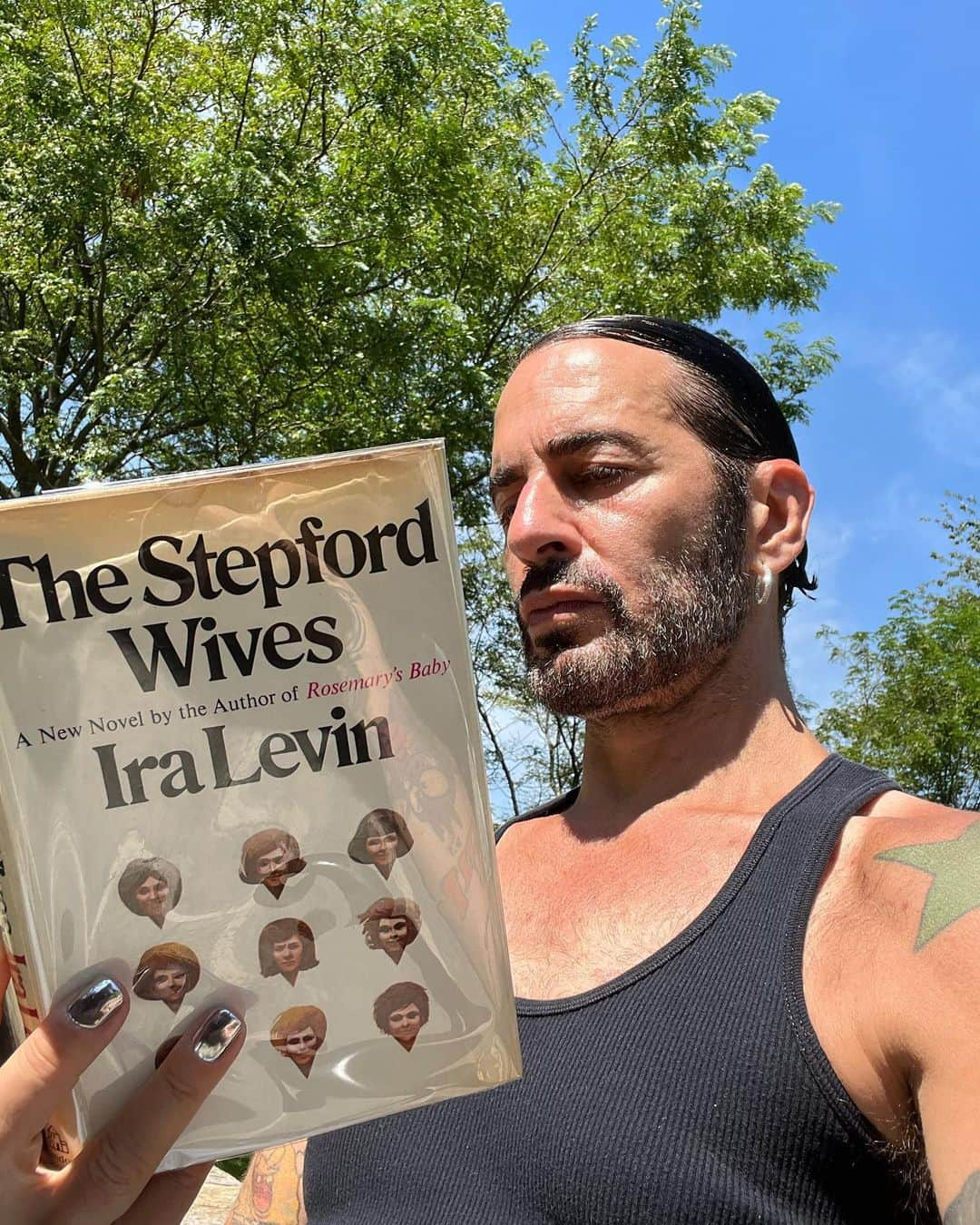 マーク・ジェイコブスのインスタグラム：「the reading hour  when life imitates art.  The Stepford Wives, Ira Levin  published in 1972.  #becarefulwhatyouwishfor #thefutureisnow #humanconnection #perfectday #readingisfundamental #perfectasIam #gratefulnothateful」