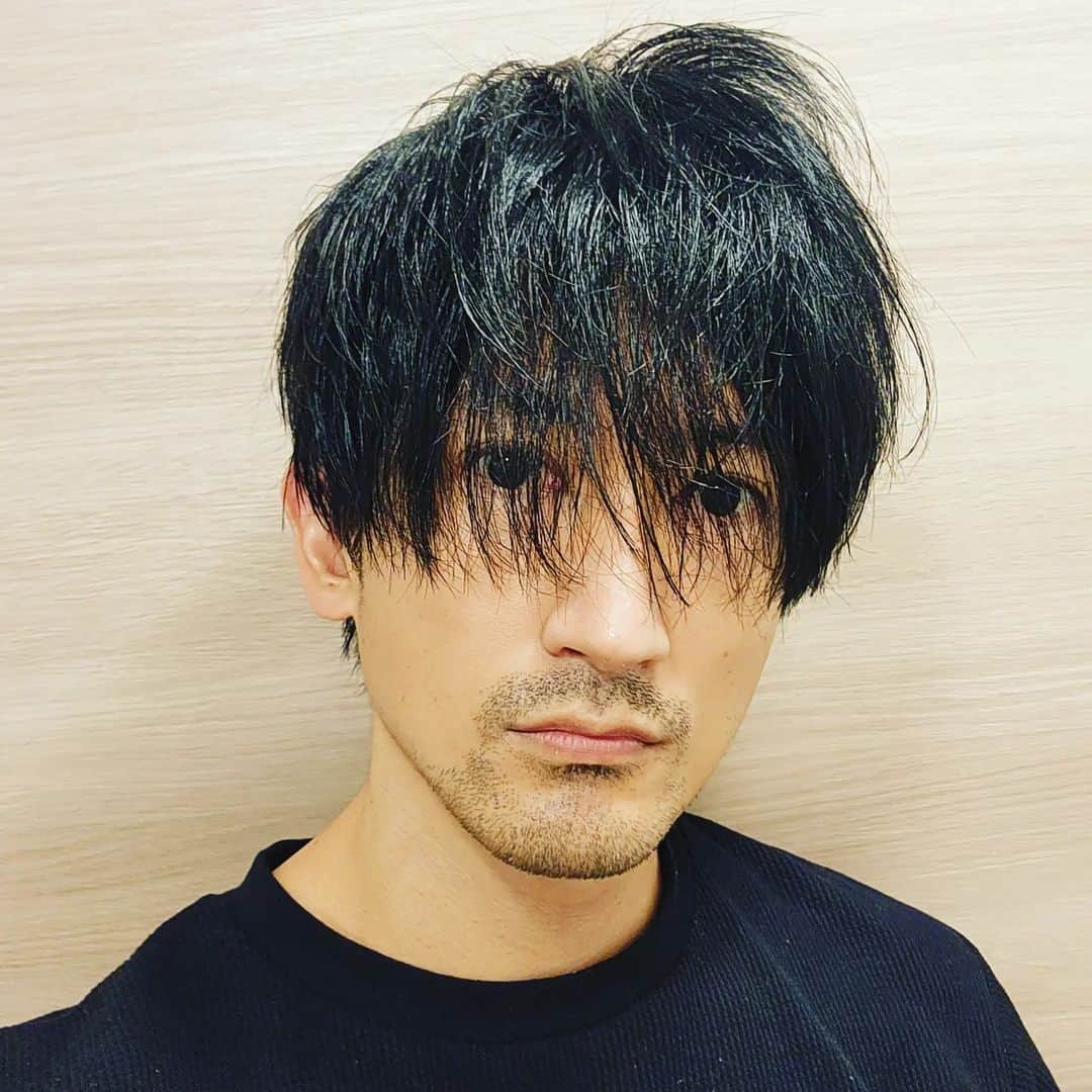 矢口恭平のインスタグラム：「9月になってもむさ苦しい暑さは続く。 髪切るタイミングを見失ったむさ苦しい男は元気だけが取り柄です。」