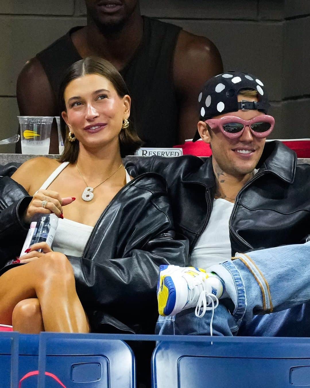 Harper's BAZAARのインスタグラム：「Several celebs made their way to the 2023 #USOpen this week to watch the thrilling matches. @haileybieber and @justinbieber were a stylish couple in coordinating leather jackets, while @katieholmes, @arianadebose, and @michelleobama looked cool in casual ensembles. Tap the link in bio to see all of the stars from this year’s tournament.」