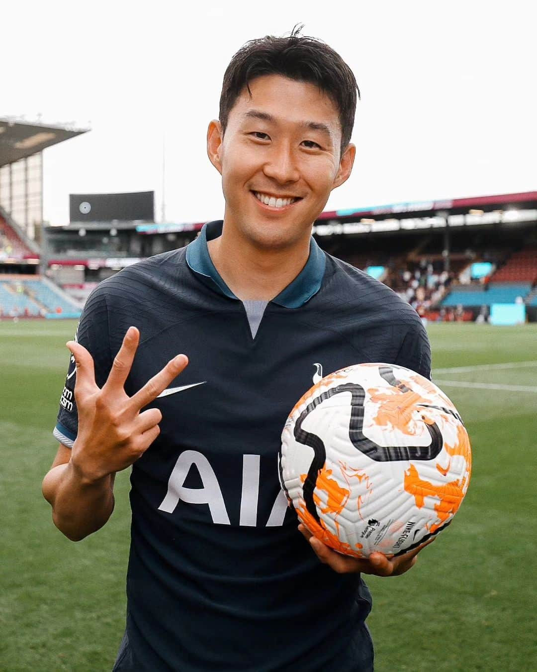 ソン・フンミンのインスタグラム：「Proud of this amazing performance by the boys in tough stadium to play. Going to international break with a good mood 😁 Have a safe journey home everyone that came thank you for the big big support. COYS!!! 🤍⚽️⚽️⚽️」