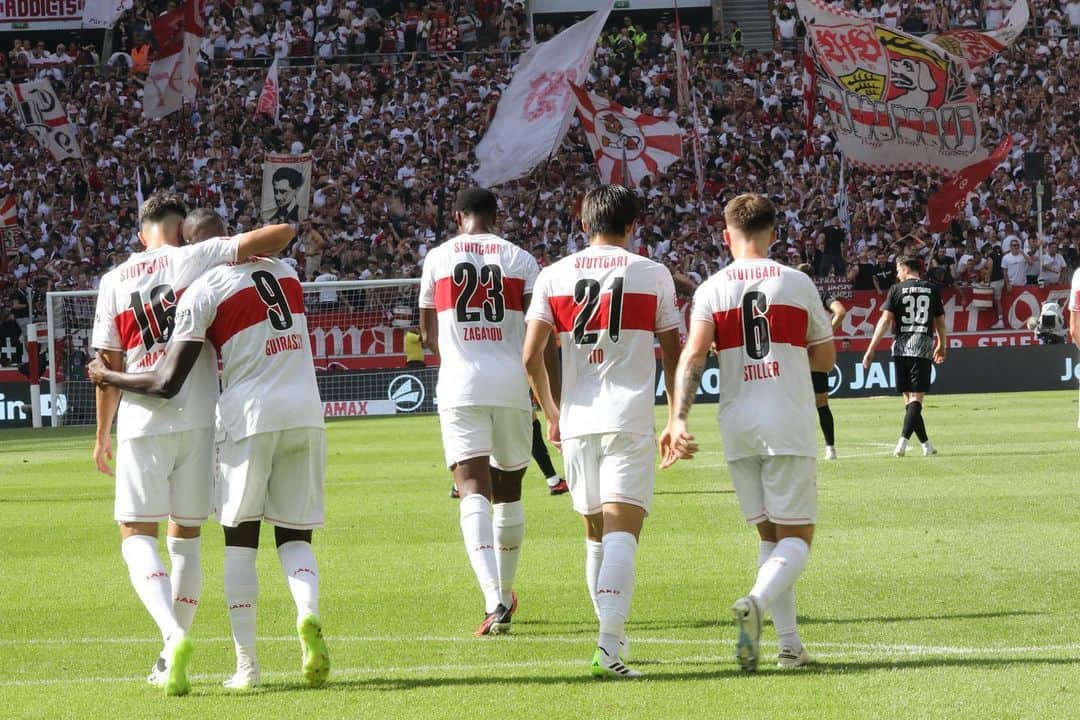 伊藤洋輝さんのインスタグラム写真 - (伊藤洋輝Instagram)「Thank you @guirassy19off  ⚪️🔴 #vfbstuttgart」9月3日 2時29分 - hiroki_ito38