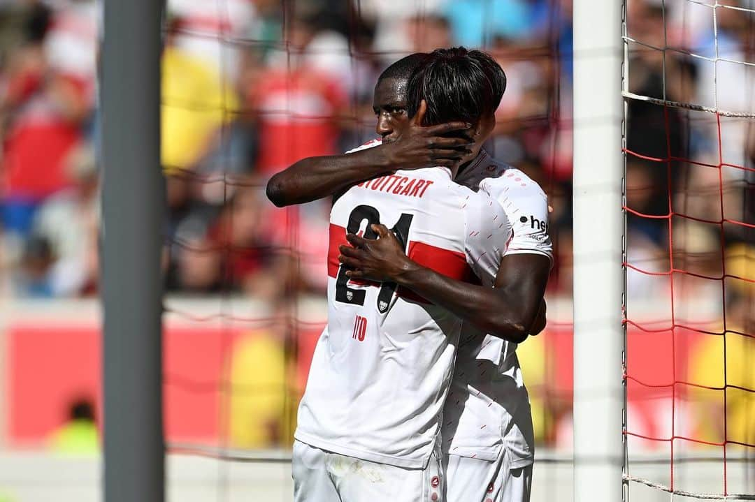 伊藤洋輝さんのインスタグラム写真 - (伊藤洋輝Instagram)「Thank you @guirassy19off  ⚪️🔴 #vfbstuttgart」9月3日 2時29分 - hiroki_ito38