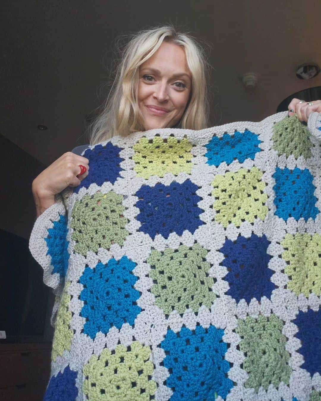 ファーン・コットンのインスタグラム：「It was magic to meet so many of you today and chat about life. Thank you so much to Yvonne and Siobhan who made me this blanket. Made me all teary. ❤️ @happyplaceofficial festival 2023」
