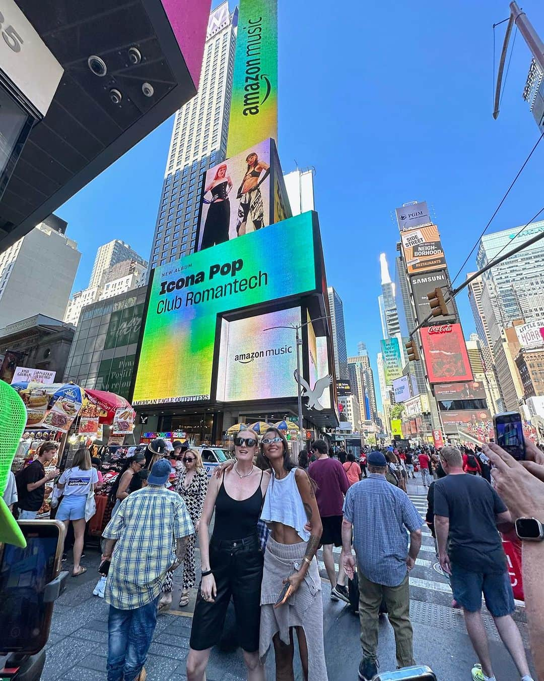 アイコナ・ポップさんのインスタグラム写真 - (アイコナ・ポップInstagram)「We survived release week in NYC🍎 Thank you everyone that showed up and to our amazing team #clubromantech 💚」9月3日 2時30分 - iconapop