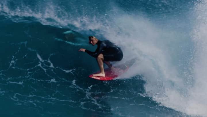 コロヘ・アンディーノのインスタグラム：「5’5” x 19 1/4…Century - Episode 6: The Last Chapter.  Going full circle, we wind up back where we began, catching up with Griffin and Kolohe ( with a cameo by Mason) as they trade off beautiful Backdoor barrels, over reef and a bit of sand. Presented in mind massaging slow motion, allowing us to absorb the minutia of movements required to deftly navigate technical tubes. A relaxing romp, for our weary minds.  Link in Bio / Live on YouTube /  #LostSurfboards #RNF96 @koloheandino24  🎥 @jacobvanderwork」