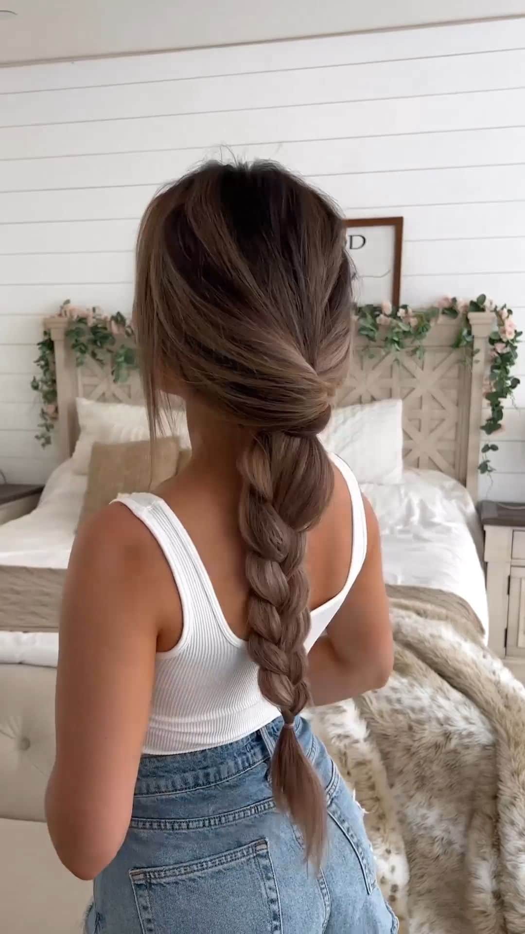 SHEINのインスタグラム：「Say goodbye to those pesky flyaways and embrace a flawless, stylish look that lasts 💛👩‍🦱 Would you try this braid hack? 👇 @evapautov  #SHEINinspo」