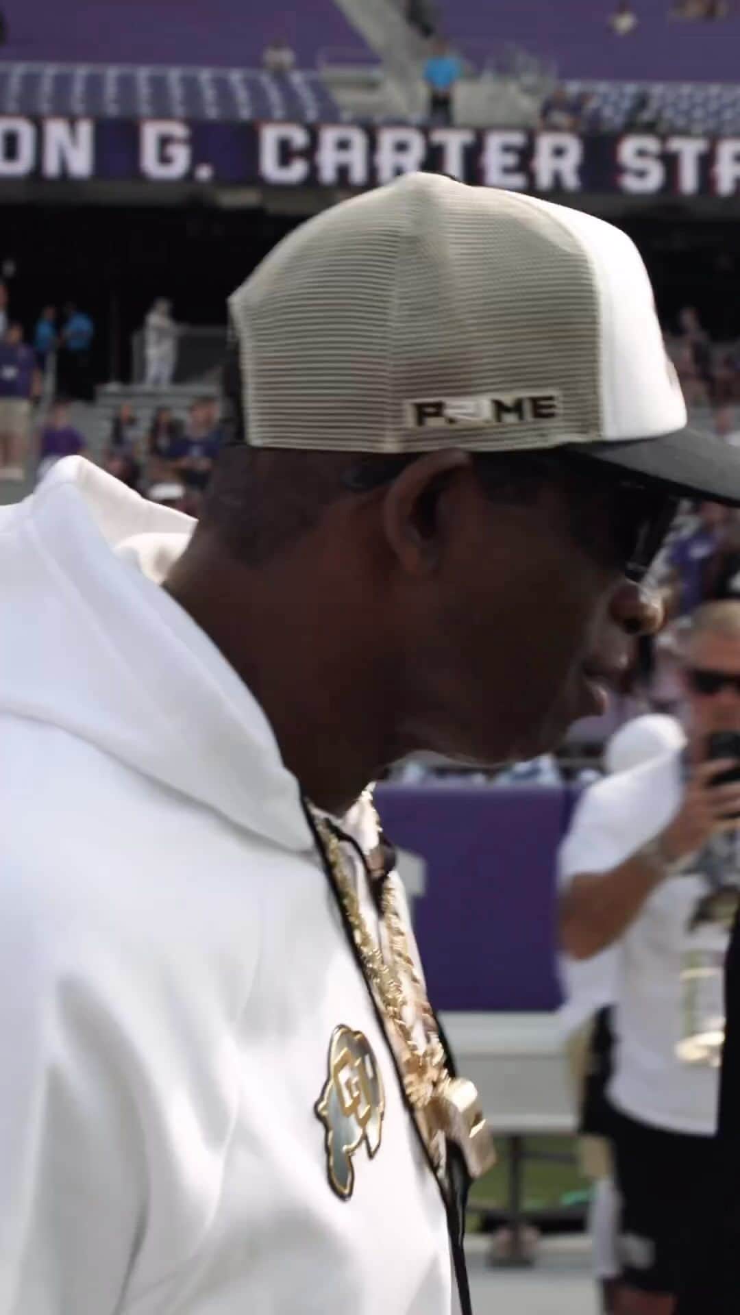 ドウェイン・ジョンソンのインスタグラム：「WE COMING 🦬  It’s all about that energy - you can FEEL it.  Best of luck and congratulations to my brother @deionsanders & his @cubuffsfootball team and coaching staff on the kick off of their season today!!   Harder we work, luckier we get.   #hardestworkersintheroom 💪🏾 #coachprime 🐐  #colorado 🦬 #season1 🏈」