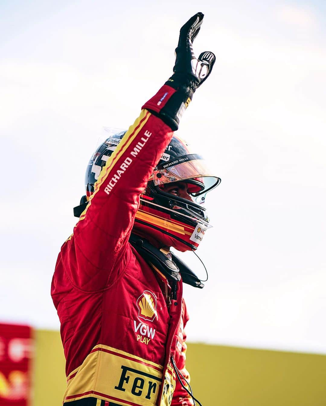 カルロス・サインツJr.さんのインスタグラム写真 - (カルロス・サインツJr.Instagram)「🇮🇹💪🏼 Yeah, we have it! Pole in Monza! Incredible to do it in front of all of you, Tifosi! Time to stay focused, we race tomorrow!! - #carlossainz」9月3日 2時38分 - carlossainz55