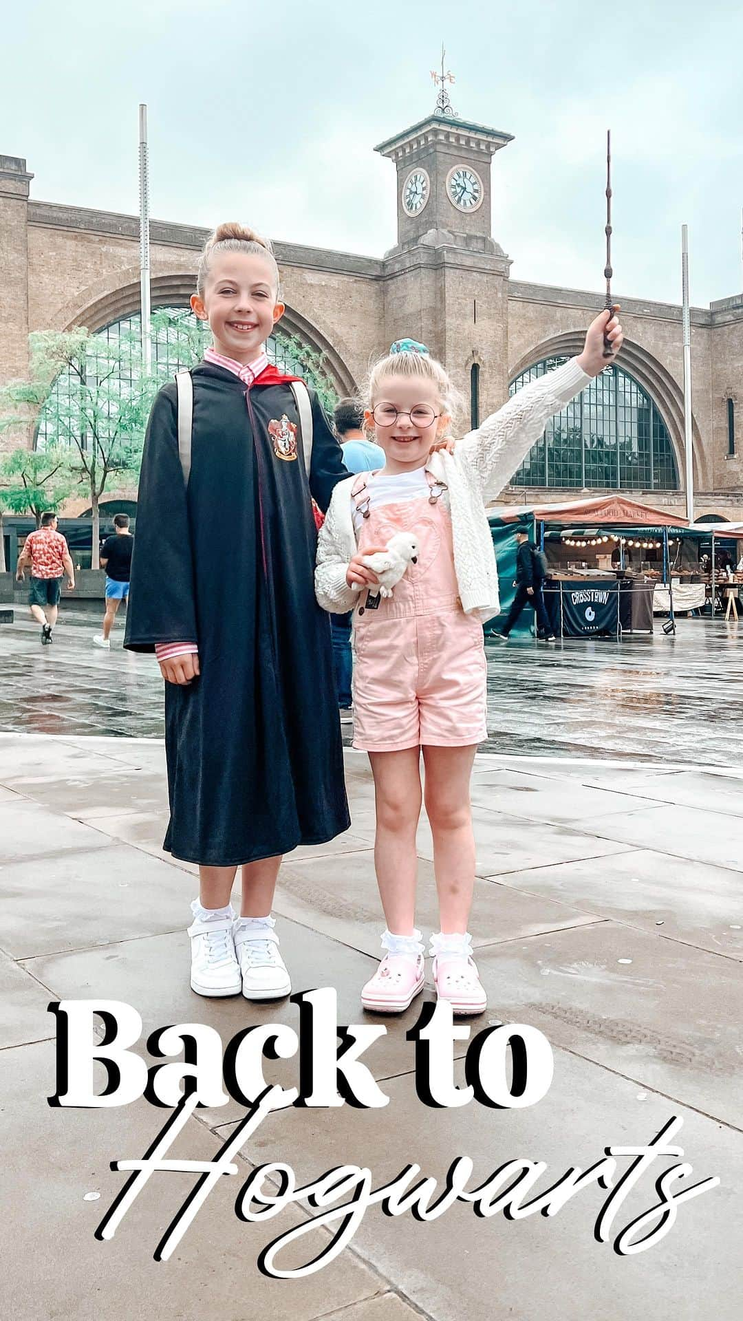 ルイーズ・ペントランドのインスタグラム：「ad|Invite 🚂⚡️All aboard the Hogwarts Express! We had a blast at the #BackToHogwarts morning yesterday. As you know, we’re big into the Wizarding World so the little witches and I loved experiencing another slice of magic!  The pop up has exciting things happening all weekend so do go in if you’re near by and fancy a little dose of fun🤍  Raising our wands to @wizardingworld, Catherine at the @harrypottershop, @harrypotterfilm, @lego, Eve at Premiere Comms and of course, all the witches and wizards who make this fandom so special ✨🪄  Big question- Anyone else a Ravenclaw? Darcy is for sure a Gryfindor and of course Pearl hasn’t been officially sorted yet but what are YOU? Xxx」