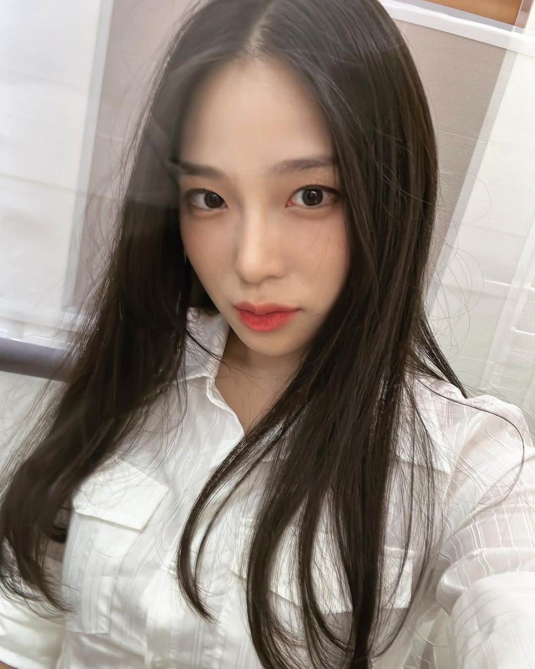 ZUYONIのインスタグラム：「전면 강화유리 깨먹고 찍었더니 애니콜세대 폰카처럼 나옴」