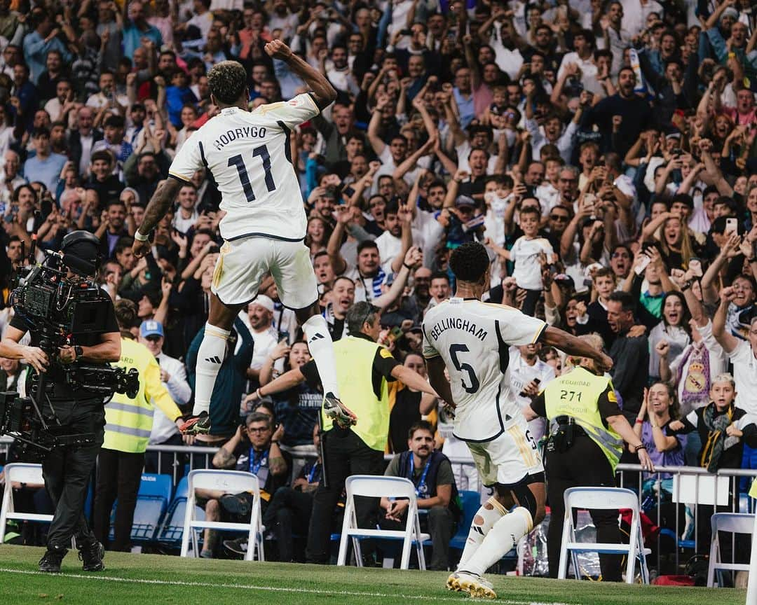 ロドリゴ・ゴエスのインスタグラム：「Qué lindo volver a nuestra casa y con victoria! @realmadrid 🤍⚡️」