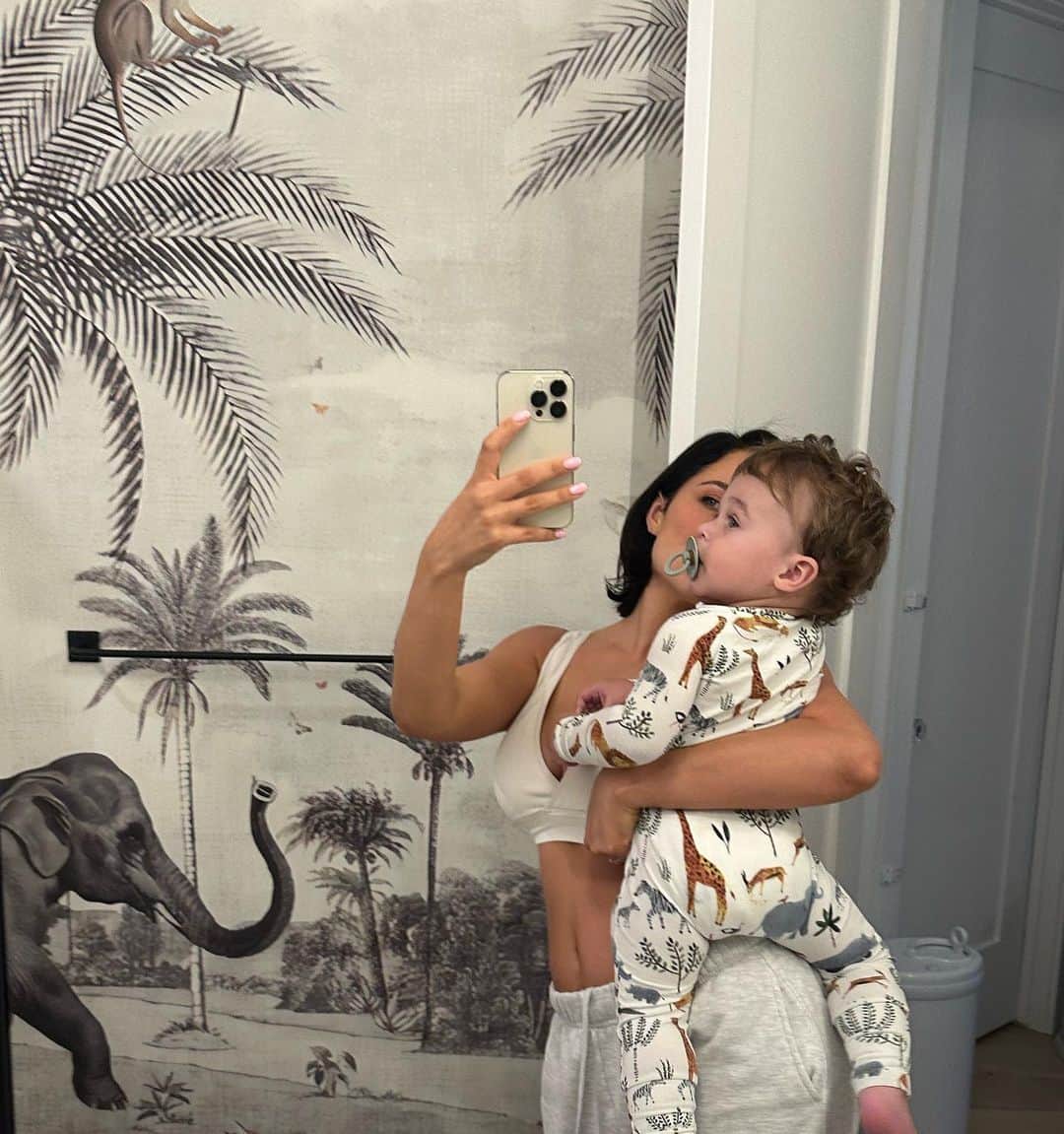 Mara Teigenのインスタグラム：「The theme was safari 🐒🐘🦜」