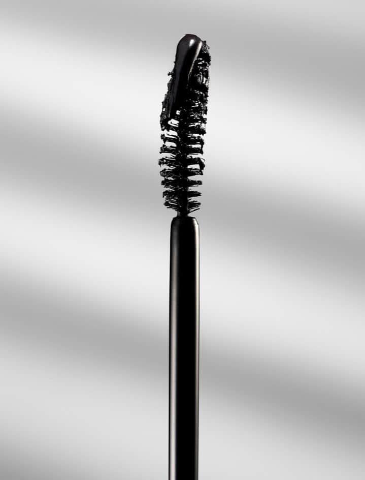 Motives Cosmeticsのインスタグラム：「The slightly curved wand on our NEW 3D Vision Mascara makes our blackest black formula glide onto every curve of every lash effortlessly.」