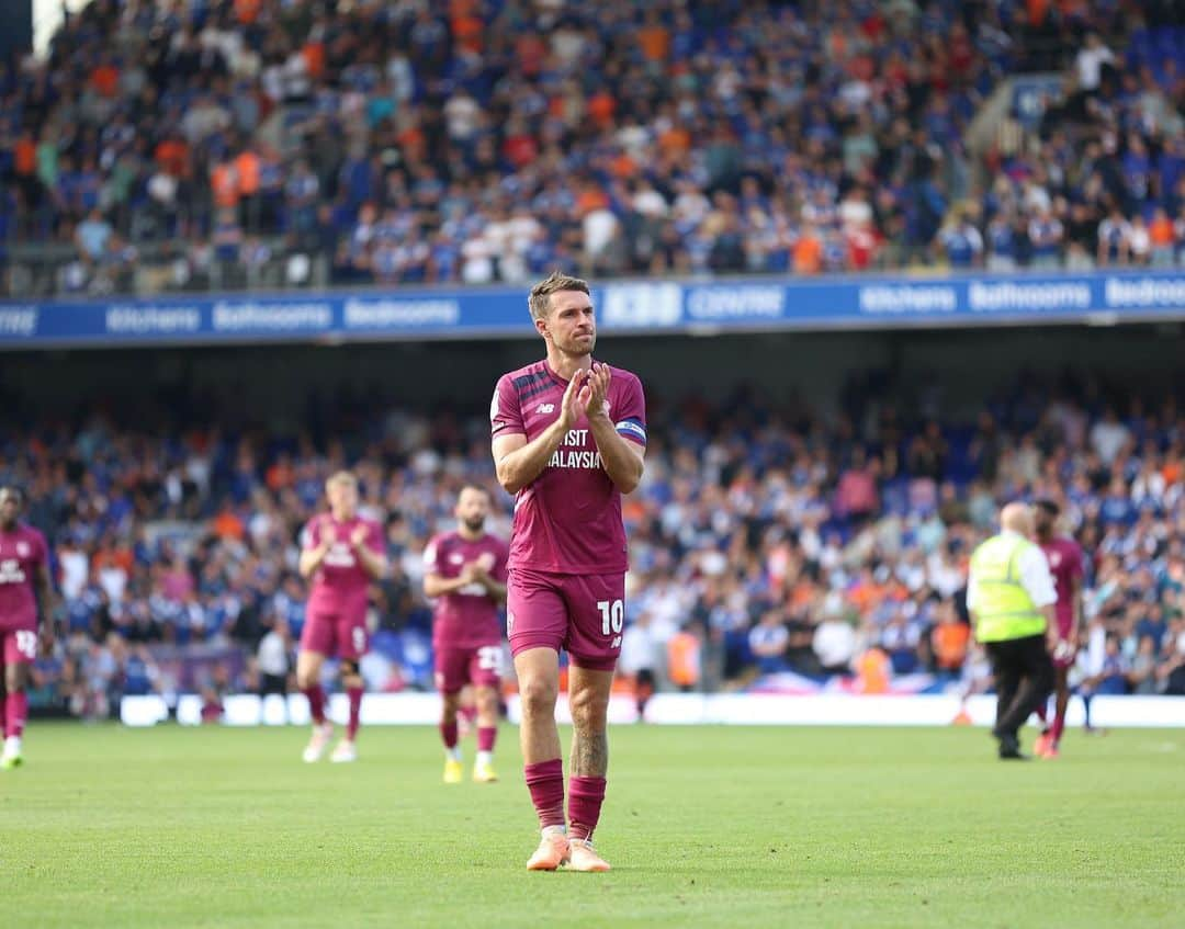 アーロン・ラムジーのインスタグラム：「Got some work to do after the international break. Thanks again to all the fans that came in numbers again today 🙌🏼👏🏼 @cardiffcityfc」