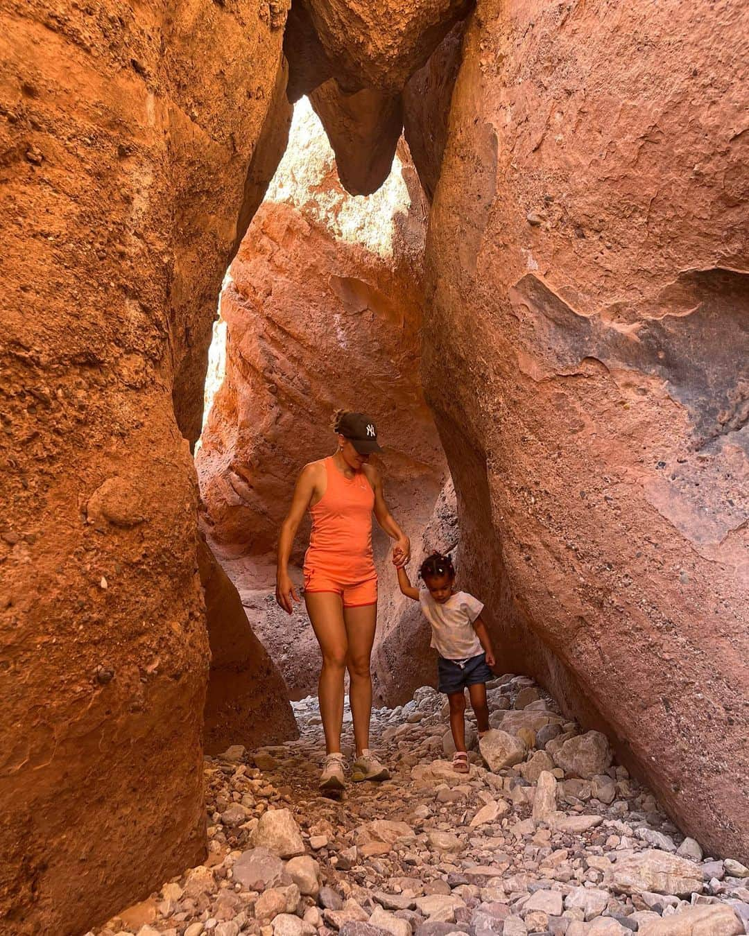 マリー・ギャヨさんのインスタグラム写真 - (マリー・ギャヨInstagram)「Randonnée entre l’oued du Dades, les hautes falaises désertiques aux formes surprenantes et les villages qui se confondent avec la roche ocre #Hiking #Family」9月3日 2時47分 - marie.gayot