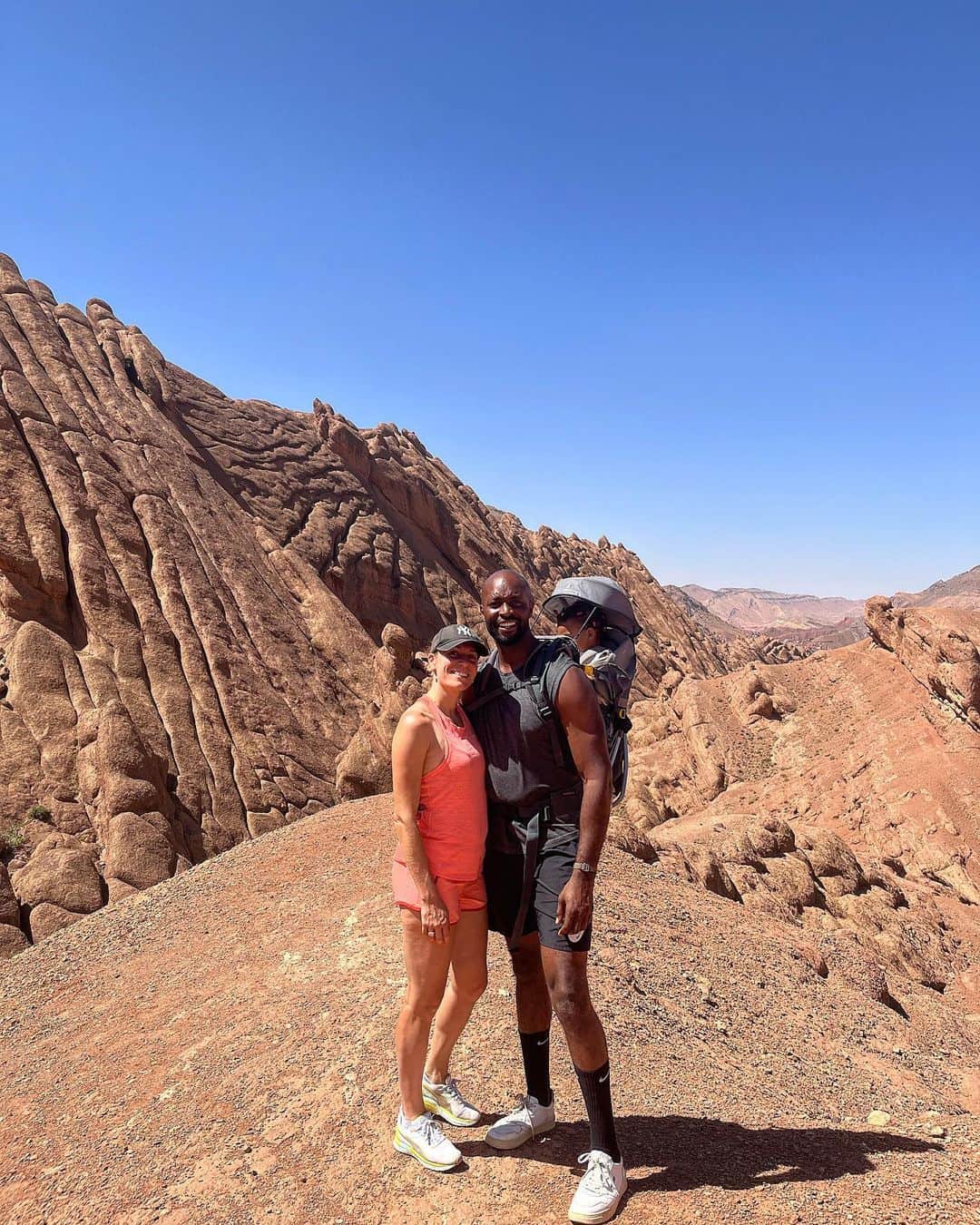マリー・ギャヨさんのインスタグラム写真 - (マリー・ギャヨInstagram)「Randonnée entre l’oued du Dades, les hautes falaises désertiques aux formes surprenantes et les villages qui se confondent avec la roche ocre #Hiking #Family」9月3日 2時47分 - marie.gayot