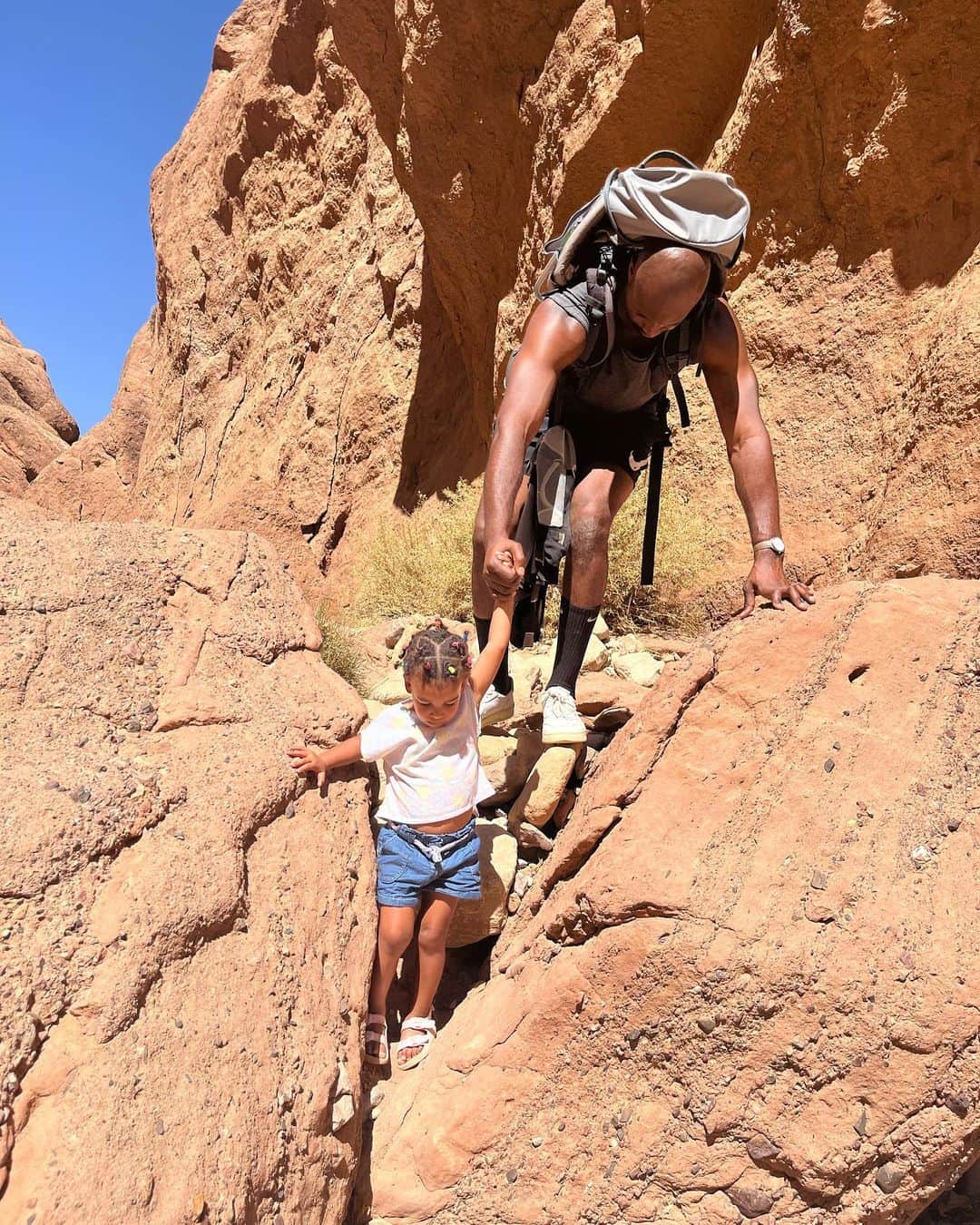 マリー・ギャヨさんのインスタグラム写真 - (マリー・ギャヨInstagram)「Randonnée entre l’oued du Dades, les hautes falaises désertiques aux formes surprenantes et les villages qui se confondent avec la roche ocre #Hiking #Family」9月3日 2時47分 - marie.gayot