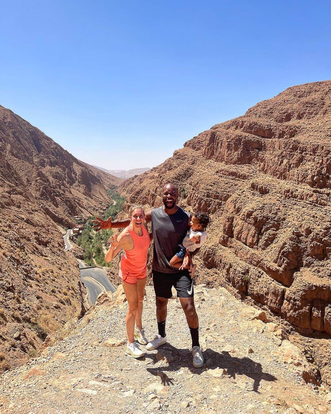 マリー・ギャヨのインスタグラム：「Randonnée entre l’oued du Dades, les hautes falaises désertiques aux formes surprenantes et les villages qui se confondent avec la roche ocre #Hiking #Family」
