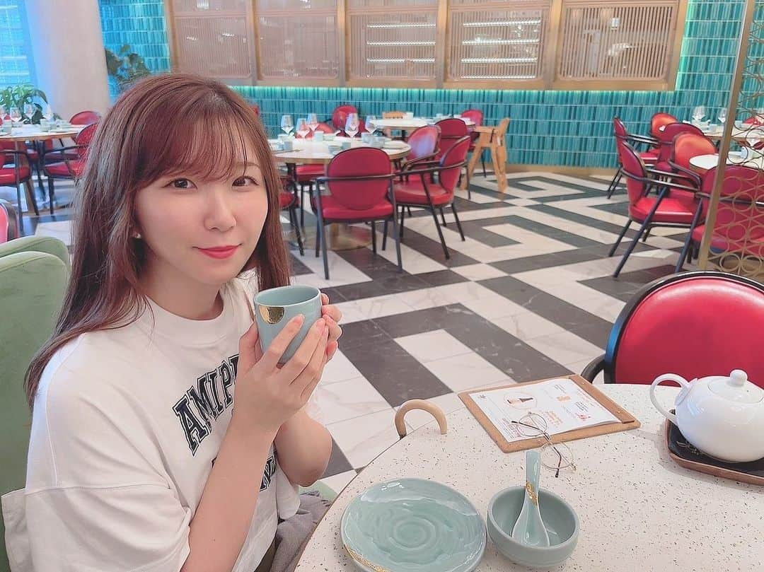 水瀬千尋のインスタグラム：「Yung Kee Restaurantのカジュアル版がK11 museaに入っていたので点心食べに❣️ なっちゃんは香港初なので、BBQポークや揚げ豆腐、本場の揚州炒飯なども注文🥰 ちょろっと頼んだのに量多くて腹パン🐷 でもすごく美味しかった！！！ ピンクのハーガオ可愛い💕 Coralも合流したよ⸜(* ॑꒳ ॑* )⸝  隣に夜上海が移転してて、行きたかったけど初めてのYung's Bistroに🍴XO醬だけは自分へのお土産に買いました🥰  #水瀬姉妹旅行✈️❤️」