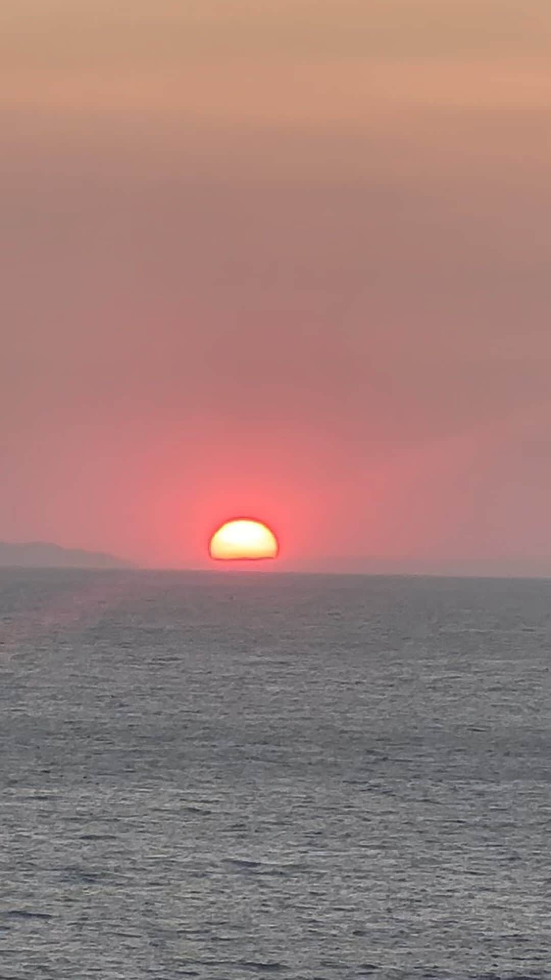 和央ようかのインスタグラム：「Sunset time In Mykonos 🇬🇷🌅  ミコノスのサンセット🌅🇬🇷 今日もありがとう」