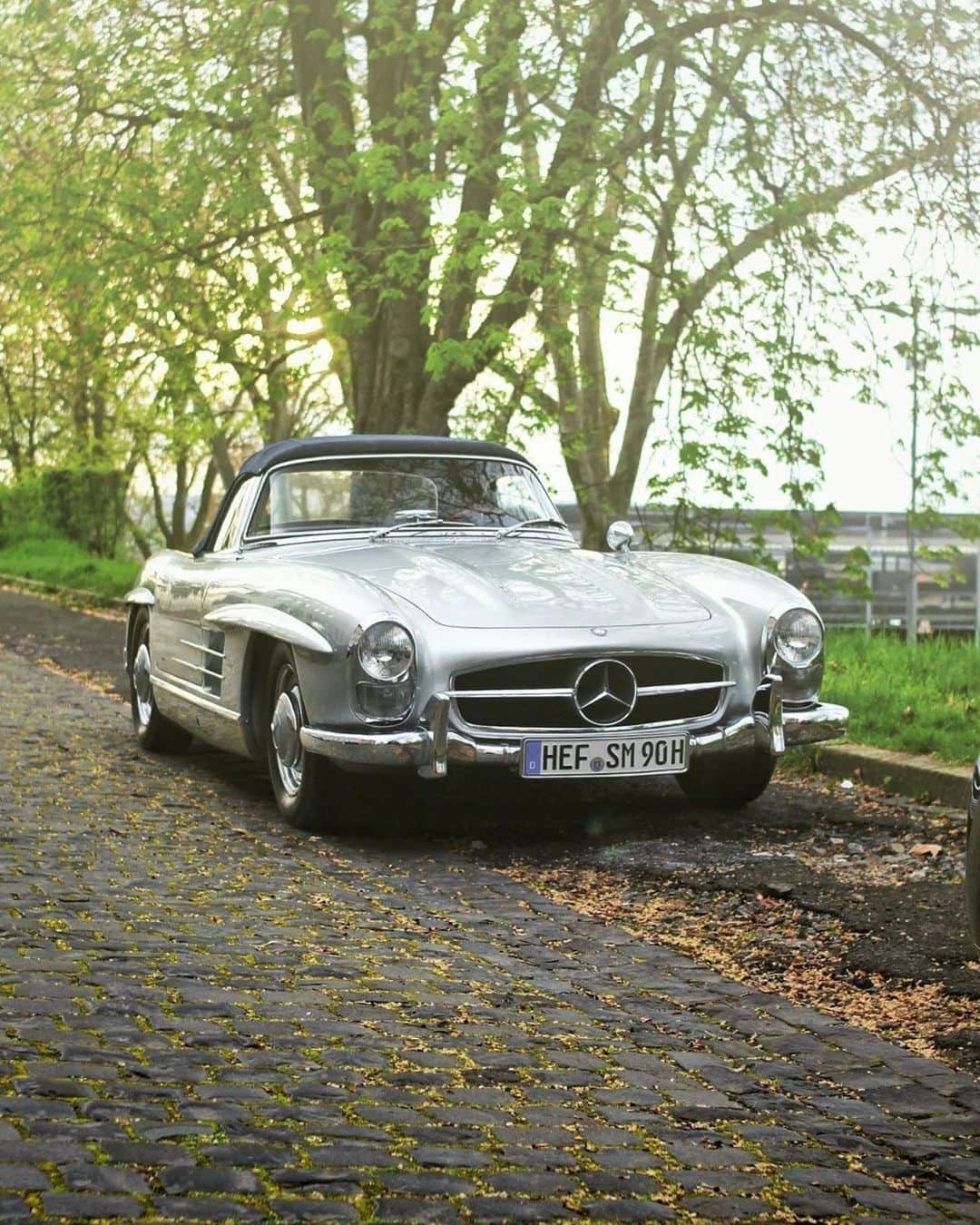 メルセデス・ベンツさんのインスタグラム写真 - (メルセデス・ベンツInstagram)「Have you ever captured an iconic 300 SL Roadster ? ✨  📷 @masse.photographie  #MercedesBenz #MBClassic #MercedesBenzClassic」9月3日 3時00分 - mercedesbenz