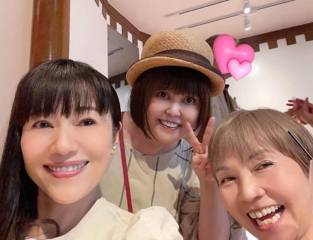 うちやえゆかさんのインスタグラム写真 - (うちやえゆかInstagram)「🎊先日、山野さと子さんの 『日本童謡賞受賞祝賀会&お誕生日会』 に参加させて頂きました。 可憐な歌声にうっとり♫ 可愛らしい女神さんにニッコリ💐  さらに8月31日には東大阪市 『トライくんのテーマソング』発表  東大阪市『文化芸術表彰』受賞  9月1日は『デビュー記念日』 と、お祝いが続いております！ 本当に素晴らしいですよね👏👏👏 これからも益々のことと思います✨  重ね重ねおめでとうございます㊗️  #山野さと子さん #おめでとうございます  #山田リイコちゃん #素晴らしい #楽しい #司会 #みんなを #笑顔に #どよてん #メンバー」9月3日 2時54分 - yukauchiyae