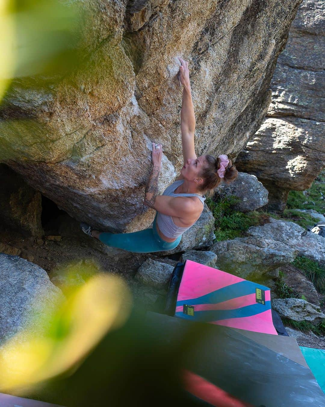 カロリーネ・ジンフーバーのインスタグラム：「from ‚Niviuk‘ into ‚Nevio‘ = ‚Nepomuk‘ (8A+) 🤝🏻  late to this years Silvretta-Party, but somehow I didn‘t really feel like pulling hard 😅 That‘s one reason, why I spent so much time on the rope 😄  i never thought, I‘d climb these 2 boulders again. I normally don‘t re-climb boulders outdoors. But as I’m running out of ‚easier‘ boulders at Silvretta, I ended up here at this 25 move monster😄😮‍💨 #luxusproblems  felt super hard at first, but I enjoyed the process of finding microbetas again and getting faster while moving through #ontothenext  📷 @fabian.leu   @natureclimbing @scarpa_at @frictionlabs @belmezattitude @organicclimbing   #climbing #climb #klettern #austria #tyrol #climbing_is_my_passion #climbing_pictures_of_instagram #climbing_lovers #climbgirls」