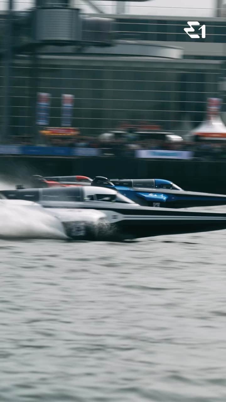 ディディエ・ドログバのインスタグラム：「The RaceBirds came and put on a show 🔥  #E1Series #ChampionsOfTheWater #Motorsport #wereldhavendagen #Powerboat」