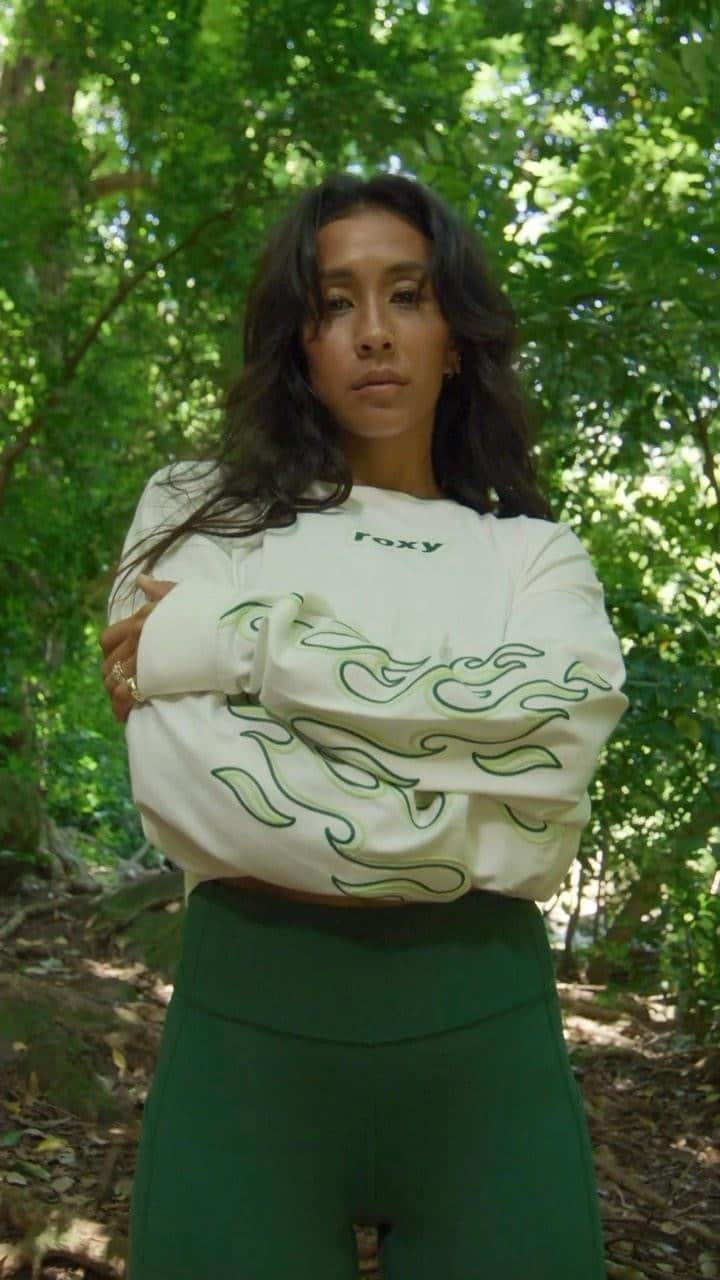 ケリア・モニーツのインスタグラム：「Time can curate trust the process 💚 My 8th Active Collection Available at @roxy video: @mattkuji」