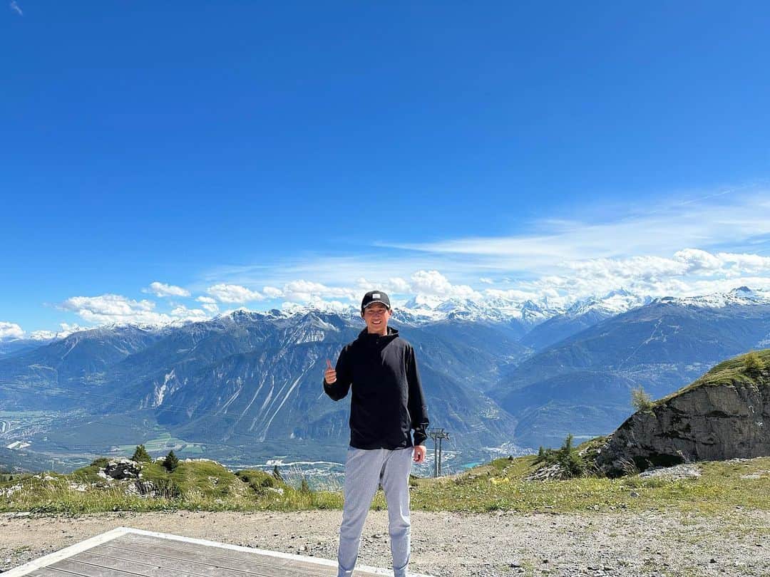 のインスタグラム：「大会側のおもてなしでアルプス山脈をコース横にあるゴンドラで行ってきました🏔️ 絶景✨ 家族と来てて楽しそう笑 #アルプス山脈 #マッターホルン #スイス🇨🇭」
