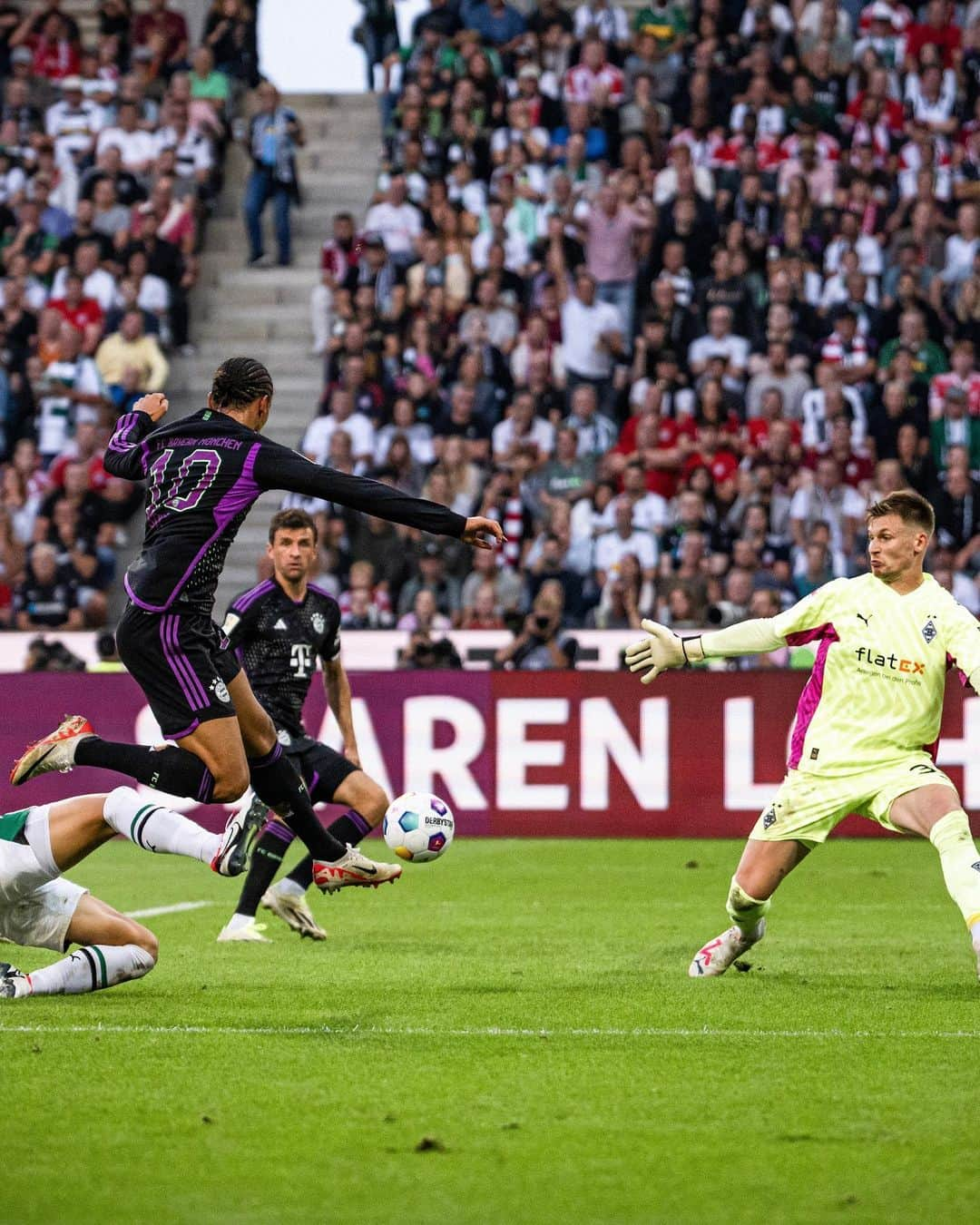 バイエルン・ミュンヘンさんのインスタグラム写真 - (バイエルン・ミュンヘンInstagram)「Three games, three goals for our number 🔟 ⚡️  #FCBayern #MiaSanMia」9月3日 3時04分 - fcbayern